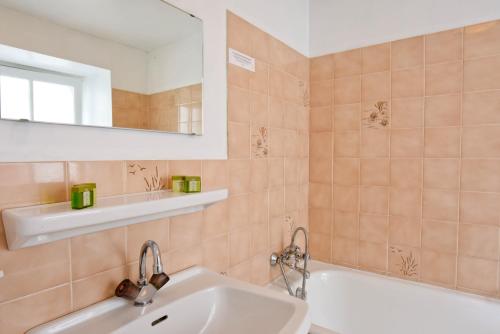 Koupelna v ubytování Logis Hôtel Baratxartea