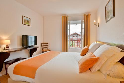 Postel nebo postele na pokoji v ubytování Logis Hôtel Baratxartea