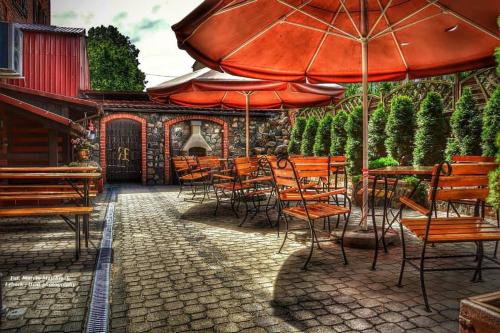 Reštaurácia alebo iné gastronomické zariadenie v ubytovaní Karczma Rycerska Lebork