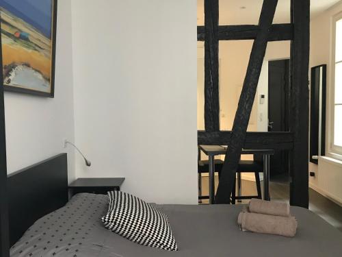 ein Schlafzimmer mit einem Bett, einem Tisch und einem Stuhl in der Unterkunft Appartement L'Ill au Sable in Straßburg