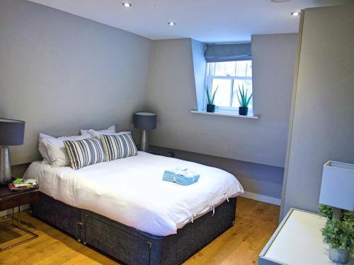 En eller flere senge i et værelse på The Norfolk Townhouse - Stunning 5BDR Home