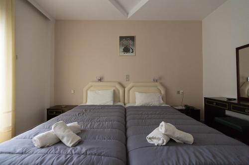 Una cama o camas en una habitación de Flisvos Rooms