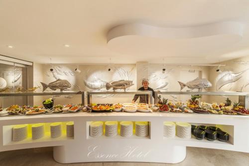 un hombre parado frente a un buffet de comida en Essence Hotel Boutique, en Torremolinos
