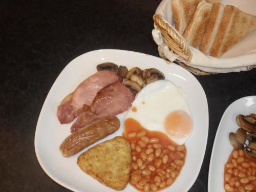 une assiette de nourriture avec des œufs, des haricots et du pain dans l'établissement The Chorlton, à Blackpool