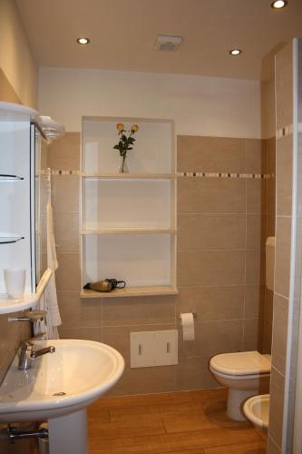 a bathroom with a sink and a toilet at Ca Vecia in Gargnano