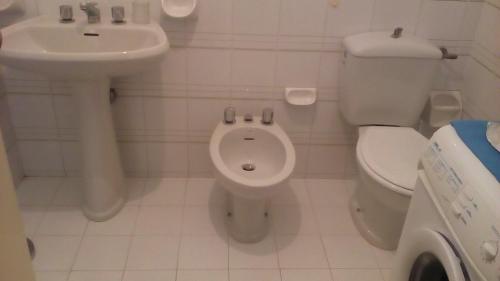 a bathroom with a toilet and a sink at dei lestrigoni in Palau