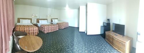 um quarto de hotel com duas camas e uma televisão de ecrã plano em Mountain View Inn Yreka CA em Yreka