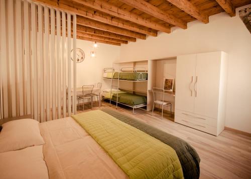 1 dormitorio con 2 literas en una habitación en Casa Bassetto, en Longare