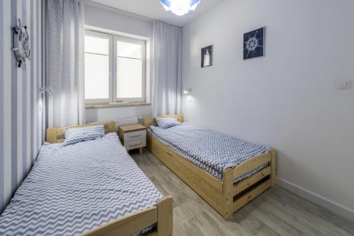 Pokój z 2 łóżkami i oknem w obiekcie Apartament Żeglarska U2 w mieście Giżycko