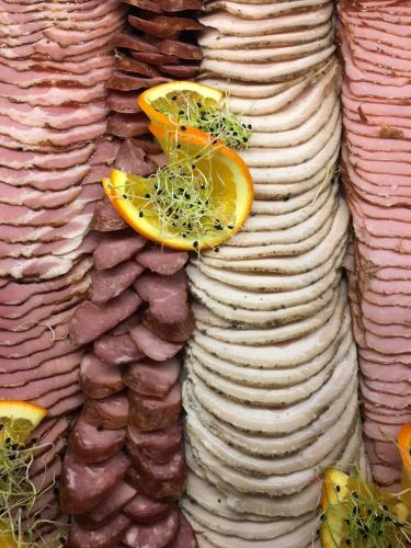 a wall filled with different types of fruits and vegetables at Cztery Pory Roku in Ustronie Morskie
