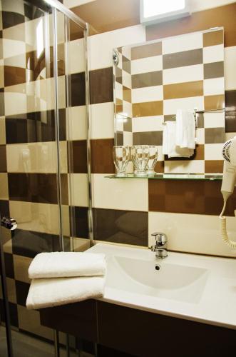 a bathroom with a sink and a shower at Pokoje gościnne WiP in Cieszyn
