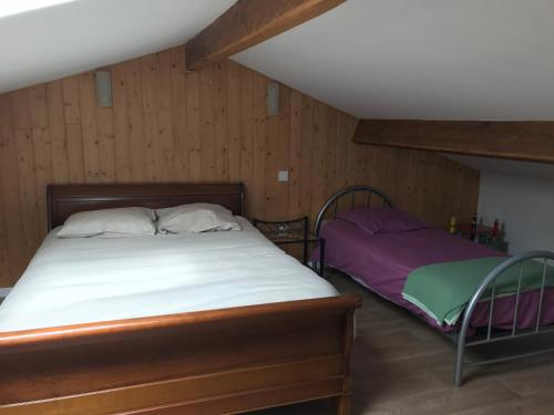 A bed or beds in a room at La Charentaise