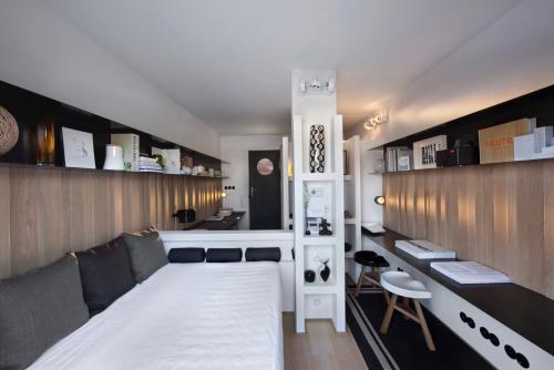 een kamer met een bed, een bureau en planken bij Mini Loft ULB DELTA area with terrace in Brussel