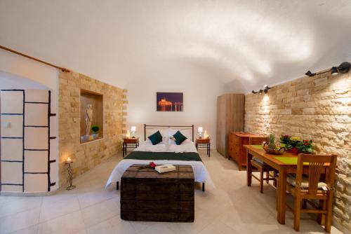 - une chambre avec un lit et une table dans l'établissement Emerald Dream House, à Rhodes