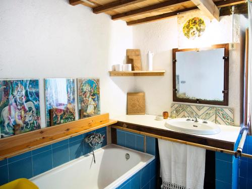 bagno con vasca e lavandino di Casa La Valle, Gubbio, Frazione Santa Cristina a Gubbio