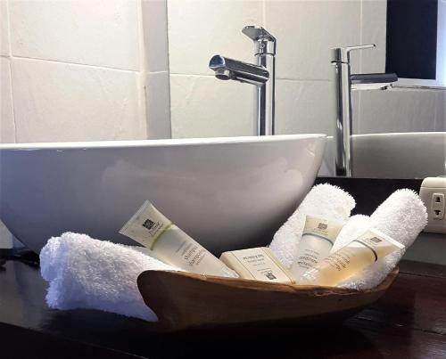uma casa de banho com um lavatório e uma banheira em Paraiso Beach Hotel em Big Corn Island