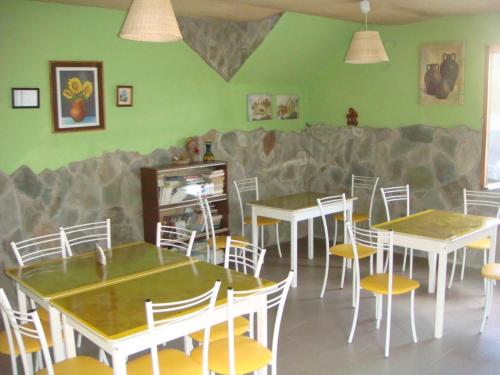 アルヒーポ・オシポフカにある"Sunset"の緑の壁のダイニングルーム(テーブル、椅子付)