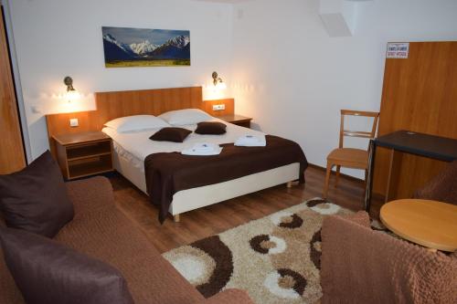 sypialnia z łóżkiem i salon w obiekcie Casa VIV w mieście Kiril
