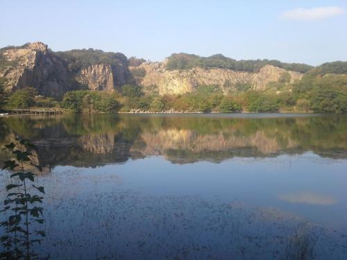 a view of a lake with mountains in the background at Pension Sandbogaard in Sandvig