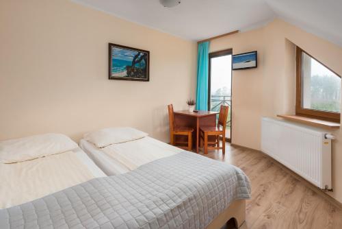 ヤストシェンビャ・グラにあるWilla Octaviaのベッドルーム1室(ベッド1台、デスク、窓付)