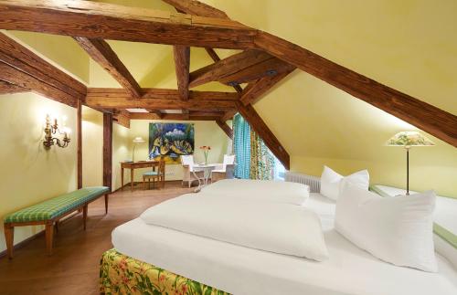 une chambre avec un grand lit blanc dans une pièce dans l'établissement Landhotel Krone, à Heitersheim