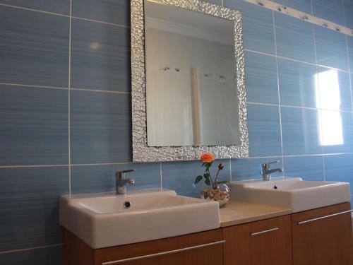 a bathroom with two sinks and a mirror at Europa Beach House in Manta Rota