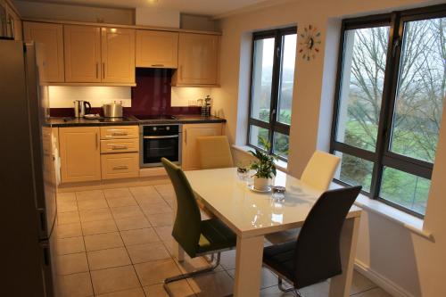 eine Küche mit einem Tisch und Stühlen im Zimmer in der Unterkunft Wild Atlantic Accommodation 18 Glenveagh Court in Letterkenny