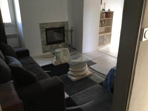 un salon avec un canapé et une table en verre dans l'établissement Maison entière tout équipé 4 chambre possibilité de 10 couchage Venaco Centre Corse, à Venaco