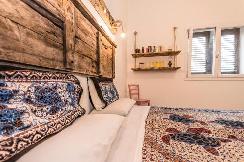 マティーノにあるFaber Fecit - Relax by Natureの木製の壁のベッドルーム1室(ベッド1台付)