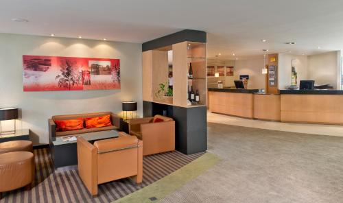 a lobby of a hospital with a waiting room at Mercure Hotel Saarbrücken Süd in Saarbrücken