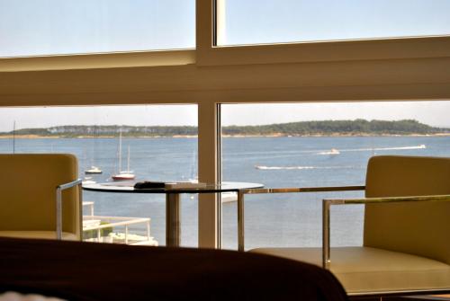 a room with a window with a view of the water at Hotel Castilla in Punta del Este
