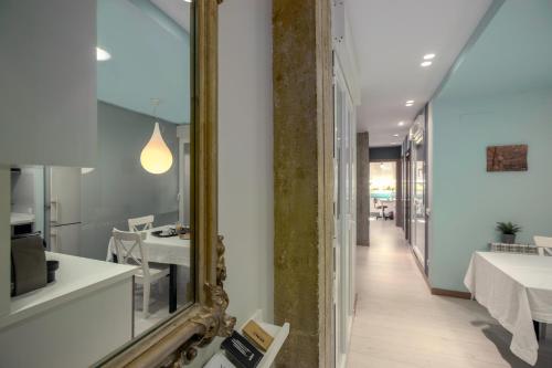 einen Flur mit einem Spiegel und einem Esszimmer in der Unterkunft Ondarreta Beach Apartment con parking free y Aire acondicionado in San Sebastián