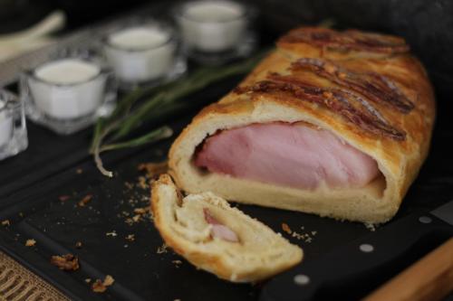 a ham sandwich sitting on top of a plate at Boutique Hotel Valsabbion in Pula