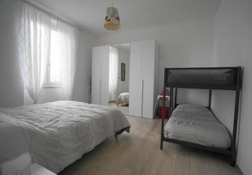 1 dormitorio con litera negra y espejo en Moralma, en Sarzana