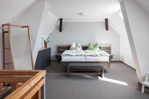 um quarto com uma cama no meio de um quarto em Ferienhaus Carola em Lübben