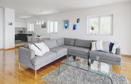 Apartment 330 – Photos 2