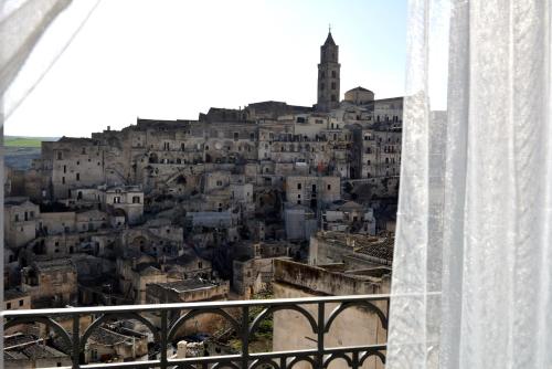 een raam met uitzicht op de stad bij San Biagio Materapartment in Matera