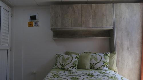 a bedroom with a bed with a headboard and pillows at Posada J&J Forbes - 1 in San Andrés