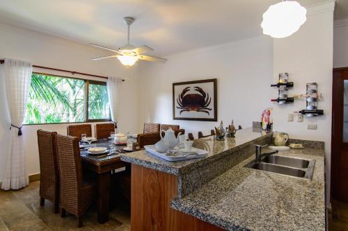 una cocina con fregadero y encimera en Monserrat Residences, en Las Terrenas