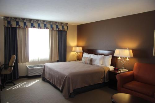 Green Acres Hotel tesisinde bir odada yatak veya yataklar