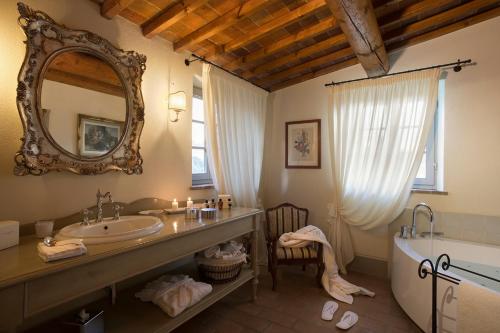 A bathroom at Villa San Sanino - Relais in Tuscany