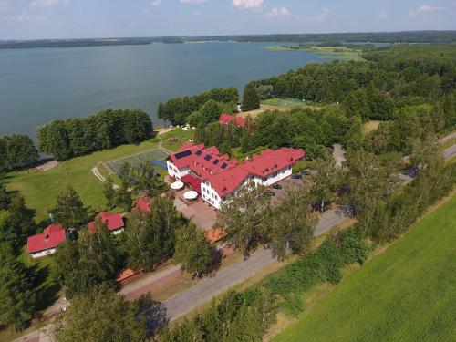 uma vista aérea de uma casa com telhado vermelho em Ośrodek Wczasowy Helena em Kruklanki