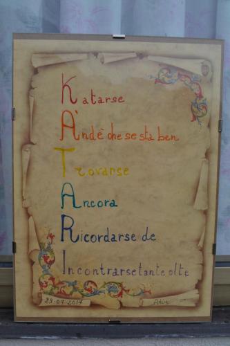 a sign that saysrence andsiesie the so skillelenenario american at Ka' Tari in Ponte nellʼAlpi