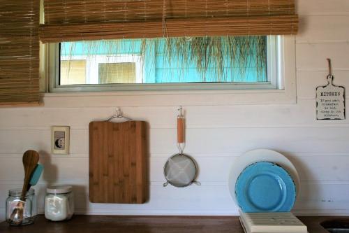 un bancone della cucina con specchio e finestra di Cabaña PRAIA a Punta Del Diablo