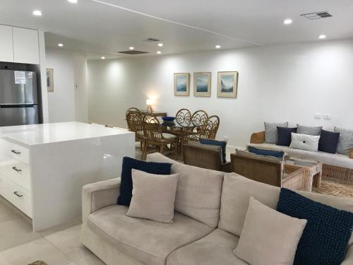 Η κουζίνα ή μικρή κουζίνα στο Noosa Boutique Apartments & Elkhorn Villas