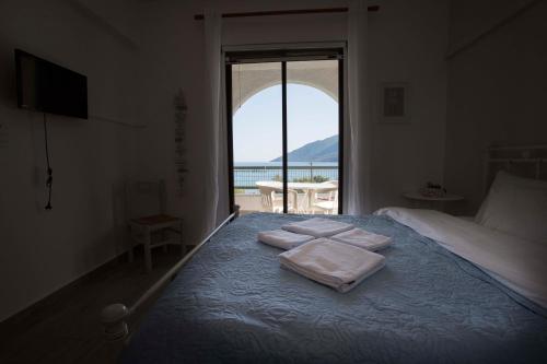 Кровать или кровати в номере Kavoulakos Studios