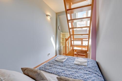 ソポトにあるLion Apartments - Avocadoのベッドルーム1室(ベッド1台、階段付)