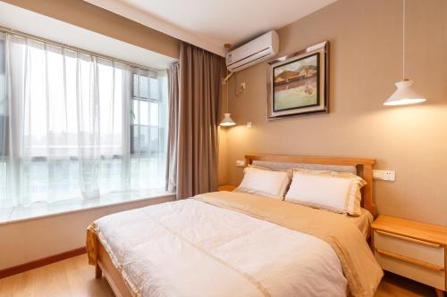 Katil atau katil-katil dalam bilik di Shenzhen New Swan Castle Apartment