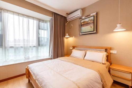 Postel nebo postele na pokoji v ubytování Shenzhen New Swan Castle Apartment
