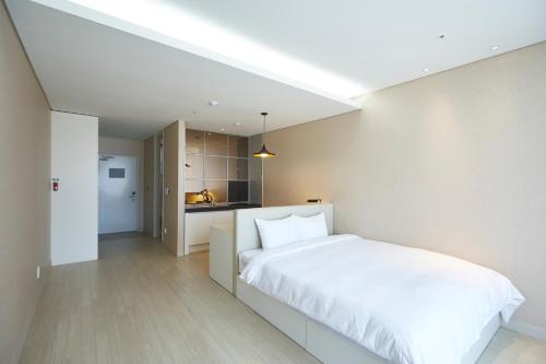 Postel nebo postele na pokoji v ubytování Pyeongchang The White Hotel